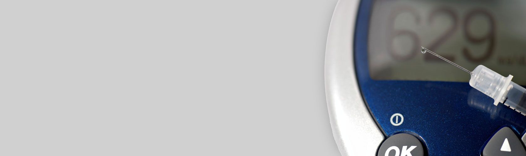 Ein Blutzuckermessgerät zeigt einen Wert von 629 an, während eine Nadel daneben bereitliegt.