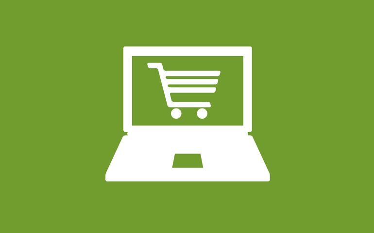 Ein weißes Symbol eines Einkaufswagens auf einem Laptop-Icon vor grünem Hintergrund, das einen Webshop darstellt.